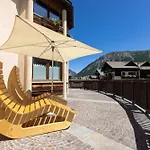 Flora Hotel 4*